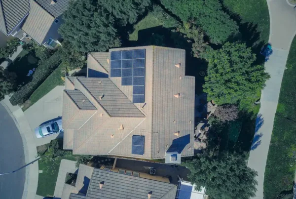Groot huis met infrarood warmtepanelen en zonnepanelen