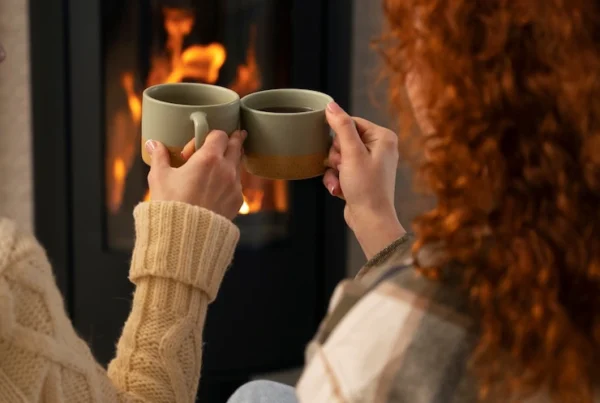 Vrouwen drinken thee voor een pelletkachel