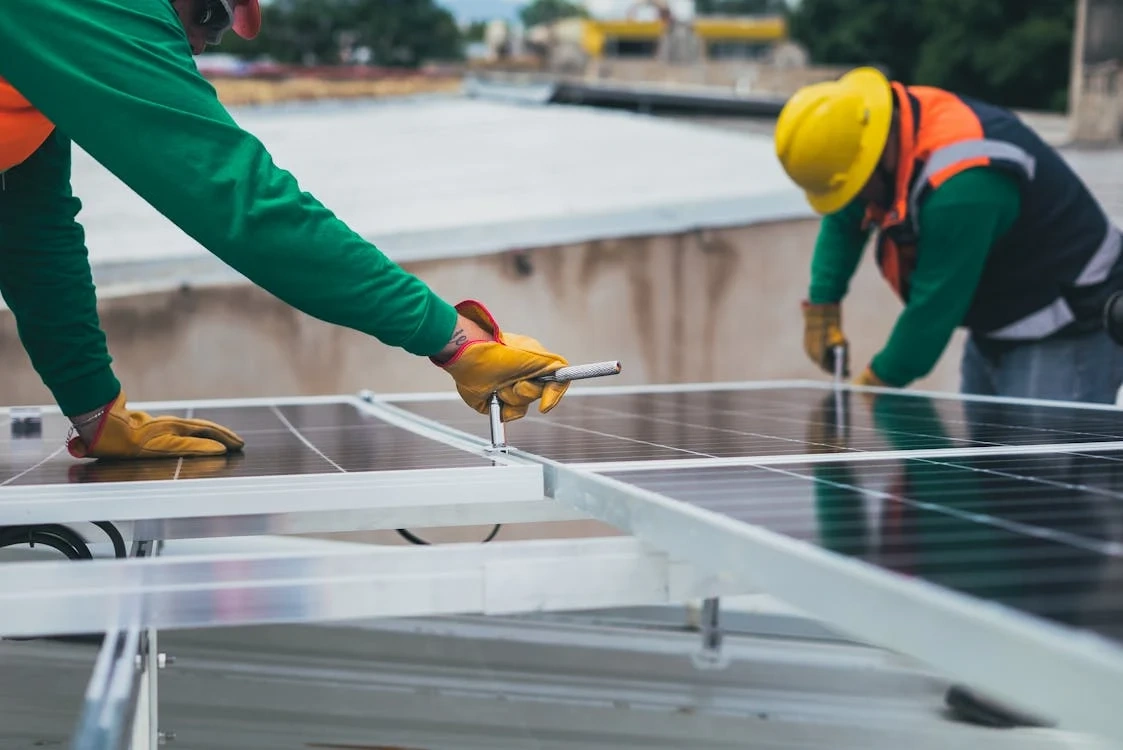 Aanleg zonnepanelen door een elektricien in Heerhugowaard